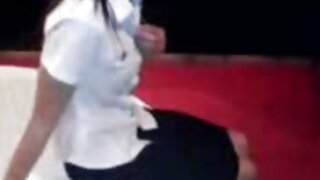 Hot jente gjør blowjob, og får en belastning i munnen og ansiktet