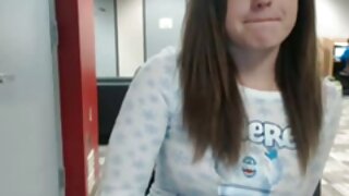Webcam jente i stripete sokker fucks en dildo