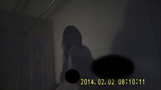 Ungdoms sexy brunette gir en blowjob, og får cum på ansiktet hennes