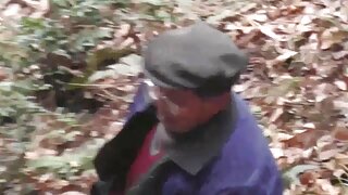 Sexy jente suger min kuk utendørs og får cum på ansiktet