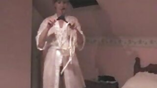 Sexy brunette gjør blowjob