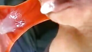 Deepthroat blowjob fra modne brunette